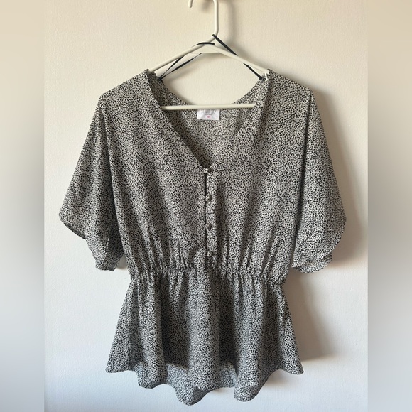 Cute and flattering peplum blouse - Picture 2 of 3